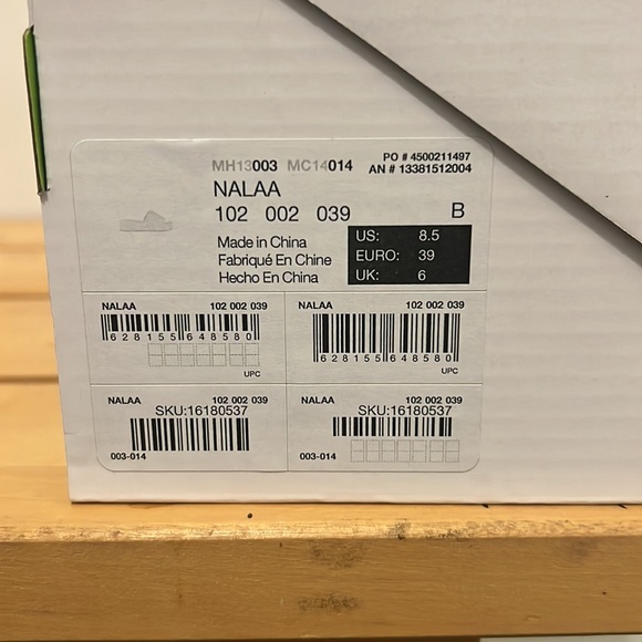 Pair of size 8.5 white bed foam platform sandals. Sustainable + Vegan. - Picture 3 of 3